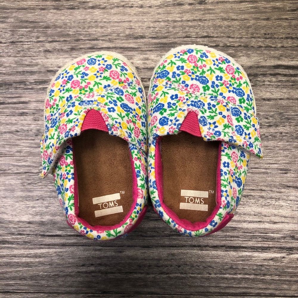 Kids TOMS size 2
